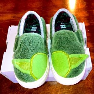 TOMS Star Wars edition YODA terry cloth slip on shoes size T6